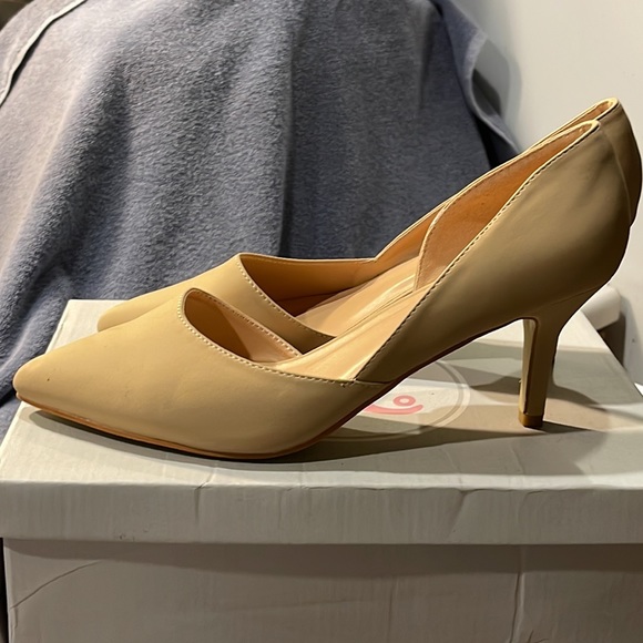 Journey Collection Heels Nude Size 8 1/2 - Picture 2 of 6